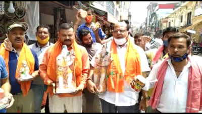 हरिद्वार व्यापारियों का अनोखा प्रदर्शन, हाथों में भगवान शिव-हनुमान की मूर्ति... डमरू बजाकर कांवड़ यात्रा बहाल करने को कहा