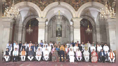 cabinet reshuffle : PM मोदींच्या कॅबिनेटमधील नव्या मंत्र्यांना १५ ऑगस्टपर्यंत दिल्लीतच राहण्याच्या सूचनाः सूत्र