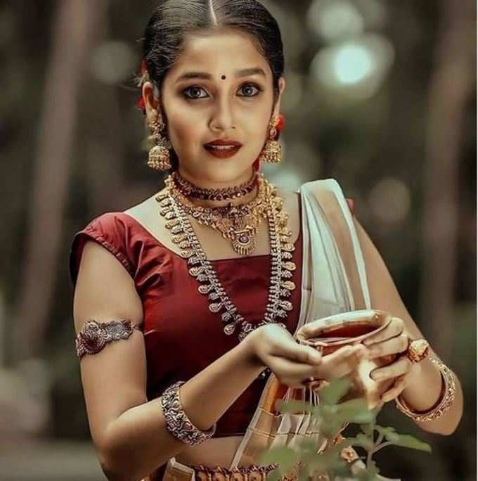 നടി അനിഖ സുരേന്ദ്രൻ