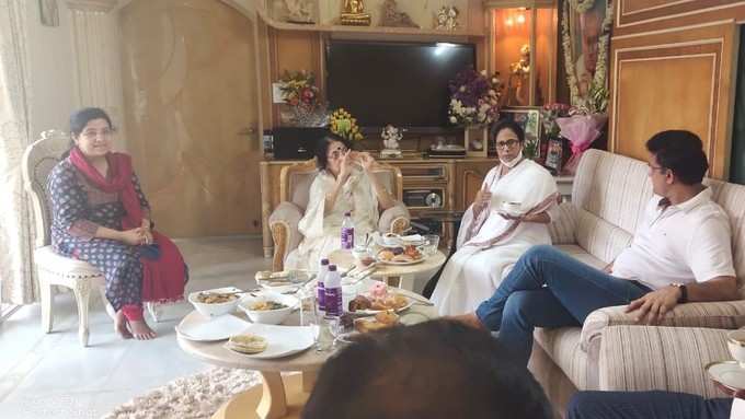 Mamata Banerjee With Sourav Ganguly Family