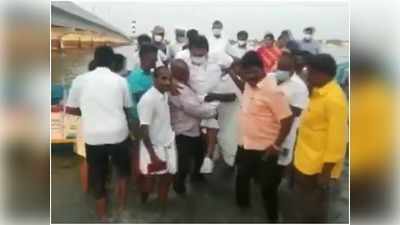 Tamil Nadu News: DMK मंत्री का जूता मोह! नाव से उठाकर क‍िनारे ले आए मछुआरे, वीडियो वायरल