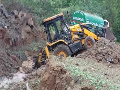 భారీ పేలుడు.. తప్పించుకున్న పోలీసులు