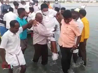 TN fisheries Minister : தன் செருப்பு அழுக்காகிவிடும் என்பதால் தன்னையே தூக்கி செல்ல வைத்த தமிழக அமைச்சர் - வைரலாகும் வீடியோ