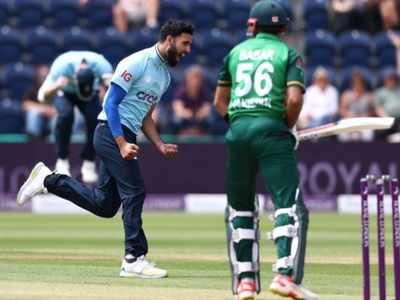ENG v PAK 1st ODI : पाकिस्तानी मूल के गेंदबाज ने पाक बल्लेबाजी क्रम को किया तहस नहस, वर्ल्ड नंबर वन बैट्समैन भी घुटने टेकने को मजबूर