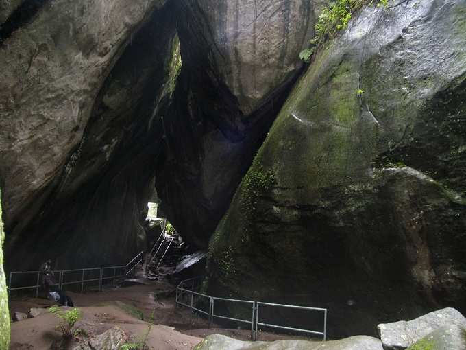 वायनाड का एडक्कल गुफाएं - Edakkal Caves, Wayanad In Hindi