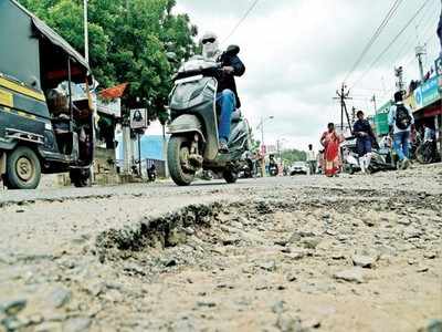 রাস্তা সংস্কারে এডিডিএ-পুরসভা চাপানউতোর