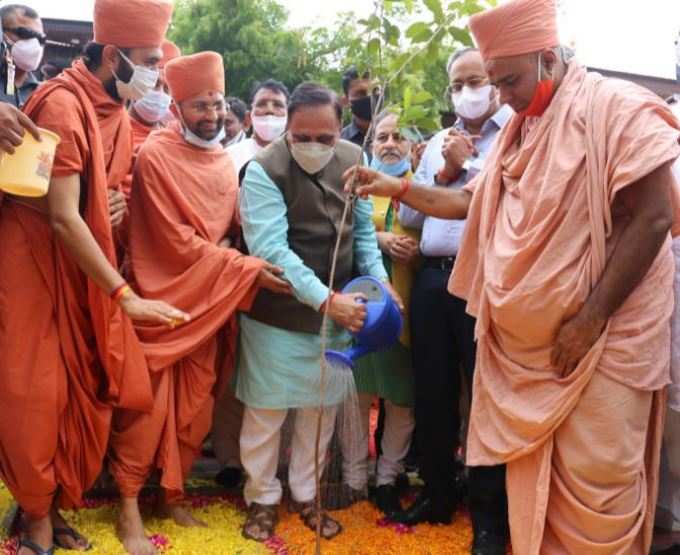 CM રુપાણીએ શ્રી કષ્ટભંજનદેવ હનુમાનજી મંદિર સાળંગપુરની મુલાકાત લીધી