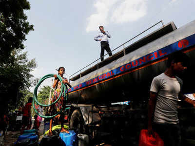 Delhi Water: मॉनसून की देरी से बूंद-बूंद पानी के लिए तरस रहे दिल्लीवाले, प्रधानमंत्री निवास तक इसकी जद में