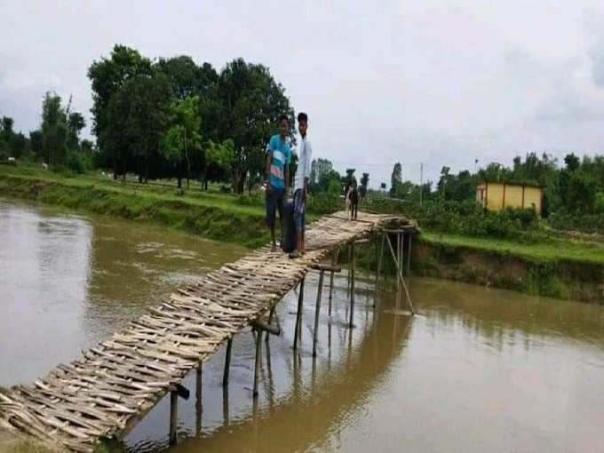 ​गांव वालों ने रातोंरात बना डाला चचरी पुल