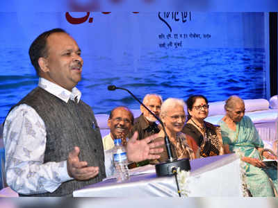 bhimrao panchale paid homage to poet naniwadekarगज़लेचा स्थायीभाव आज लोप पावला; गज़लनवाज़ भीमराव पांचाळेंनी नानिवडेकरांना वाहिली श्रद्धांजली