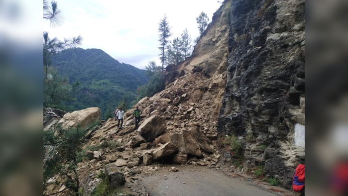Monsoon Floods and Lightning Live Update:  हिमाचल प्रदेश में भारी बारिश और बाढ़ ने मचाई तबाही, कई कारें और इमारतें नदी में बह गई