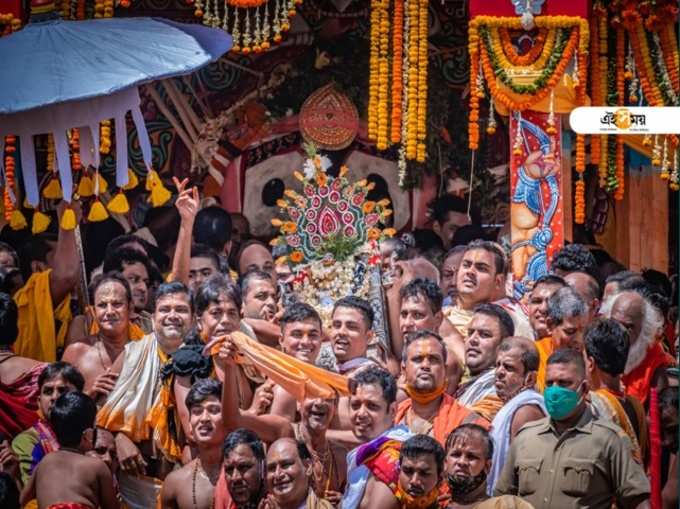 কড়া বিধিনিষেধের মধ্যে মাসির বাড়ির পথে জগন্নাথদেব, দেখুন পুরীর রথযাত্রার ছবি