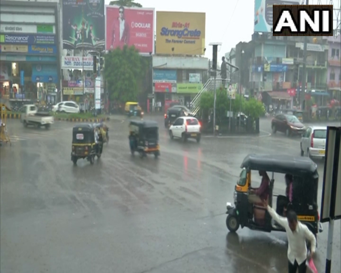 कर्नाटक: कलबुर्गी में आज तेज़ बारिश हुई। बारिश की वजह से सड़कों पर जलभराव हुआ।
