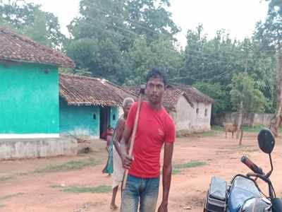 Chhattisgarh News: आपसी रंजिश में युवक ने बुजुर्ग की कर दी हत्या, कटा हुआ सिर हाथ में लेकर 20 किमी दूर थाने पहुंचा सिरफिरा