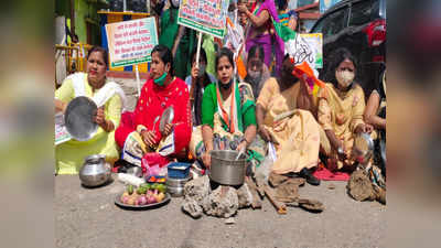 महंगाई के खिलाफ झारखंड महिला कांग्रेस कार्यकर्ताओं ने अनोखे अंदाज में किया विरोध प्रदर्शन
