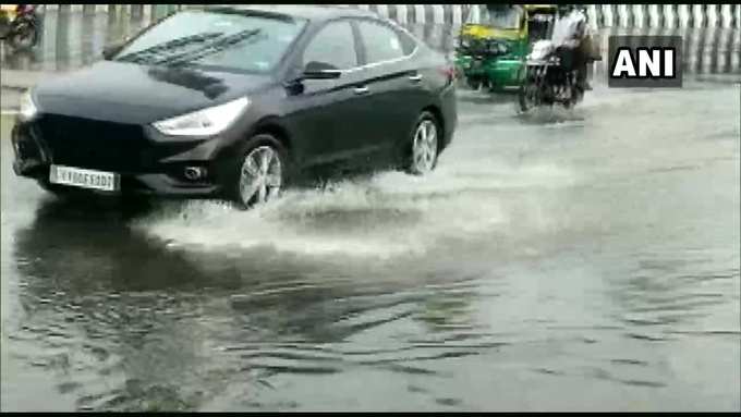 उत्तर प्रदेश: नोएडा में बारिश के बाद कई जगह जलभराव हुआ।