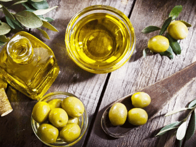 Skin Care Benefits Of Olive Oil: एक रात में त्वचा पर ग्लो लाता है ऑलिव ऑइल, बस 4 बूंद से चमका लें चेहरा