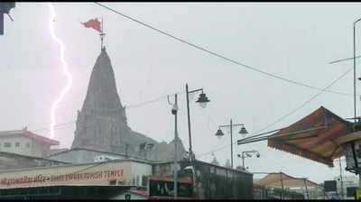 dwarkadhish temple : द्वारकाधीश मंदिराच्या ५२ फूट ध्वजावर कोसळली वीज; द्वारकेचे रहिवासी म्हणाले, देवाने आम्हाला वाचवलं