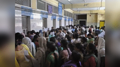 Noida hospitals : नोएडा के सरकारी अस्पताल में ओपीडी फुल, पंजीकरण के दौरान बाहर तक लग रही है लाइन