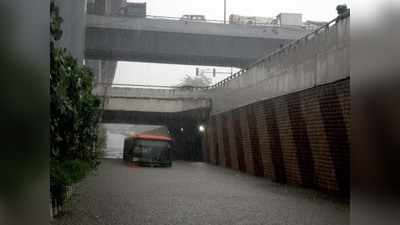 मिंटो ब्रिज नहीं, इस बार दिल्ली में आजादपुर अंडरपास में लबालब पानी, सड़क पर लंबा जाम