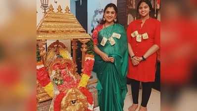 பண மாலை அணிந்து லக்ஷ்மி குபேரன் பூஜை நடத்திய வனிதா