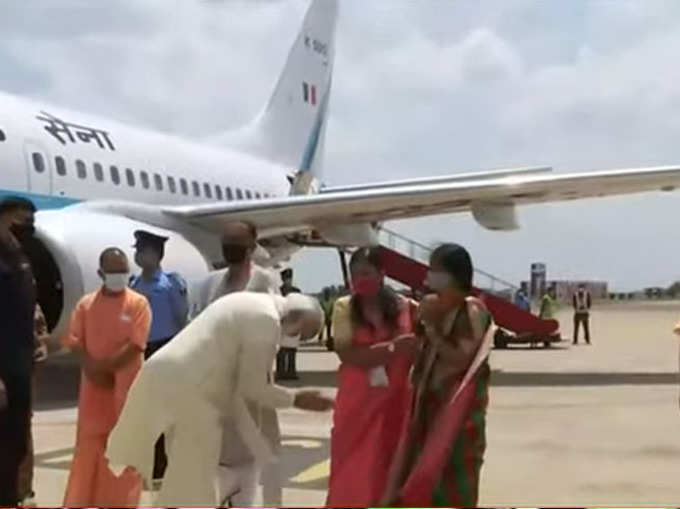 बाबतपुर एयरपोर्ट पर पीएम मोदी के स्वागत के लिए खड़ी एक महिला जैसे ही उनके पैर छूने के झुकीं तो पीएम मोदी खुद ही उनके आगे नतमस्तक हो गए।