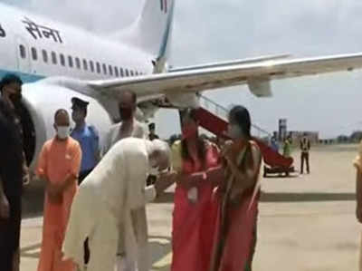 PM Modi in Varanasi: पैर छूने के लिए आगे बढ़ रही थी महिला...पीएम मोदी ने सिर झुकाकर जोड़ लिए हाथ