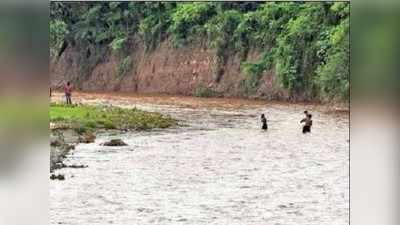 নৌকা চলছে না অজয়ে, বেড়েছে ঝুঁকির পারাপার