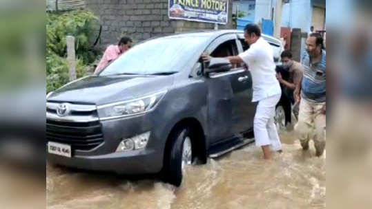 వరదలో చిక్కుకున్న కారు.. కిందకు దిగి తోసిన ఎమ్మెల్యే 