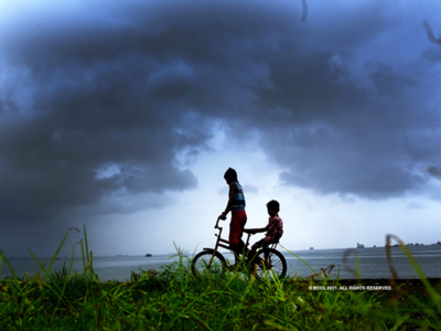 চড়বে পারদ, বিক্ষিপ্ত বৃষ্টিতে সাময়িক স্বস্তি শহরে