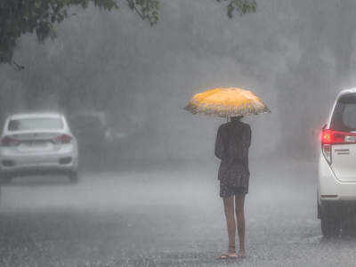 Mumbai Rain News: मुंबई में बीती रात से हो रही है आफत की बारिश, निचले इलाके हुए जलमग्न
