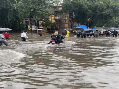 Mumbai Rains: घर, सड़क और रेलवे ट्रैक... बारिश में फिर पानी-पानी हुई मुंबई, देखें मायानगरी का हाल