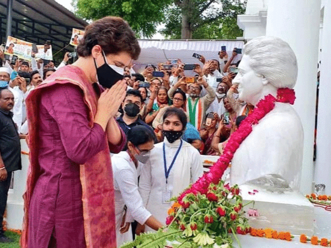 दादी इंदिरा गांधी की प्रतिमा का प्रणाम करतीं प्रियंका