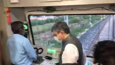...जब PM मोदी के वडनगर में ट्रेन के इंजन में बैठ जांच पर निकले रेल मंत्री, देखिए विडियो