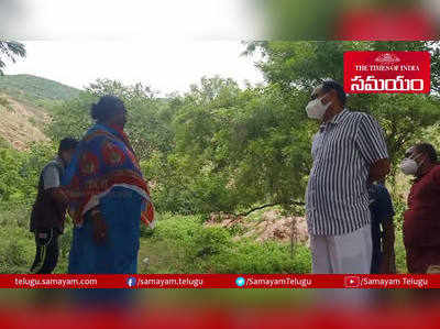 ఎమ్మెల్యేకు సమస్యలు మొరపెట్టుకున్న మహిళలు