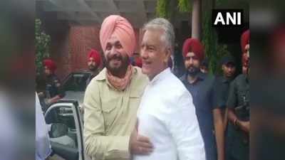 Punjab Politics: पंजाब कांग्रेस चीफ सुनील जाखड़ से गले मिले नवजोत सिंह सिद्धू, क्या कैप्टन के खिलाफ खिलाड़ी ने बाजी मार ली?