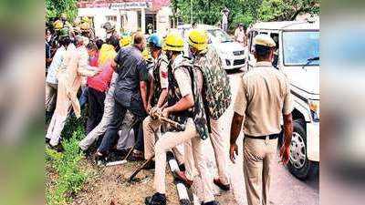 Farmers Protest: राजद्रोह केस के विरोध में किसानों का प्रदर्शन, बैरिकेड्स तोड़कर SP ऑफिस के घेराव की कोशिश