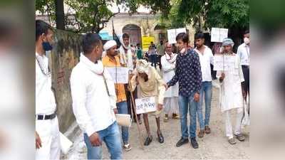 Ghazipur news: तहसील दिवस पर साहब अभी मैं जिंदा हूं की तख्‍ती लेकर पहुंचा 100 साल का बुजुर्ग... एसडीएम ने दिए जांच के आदेश