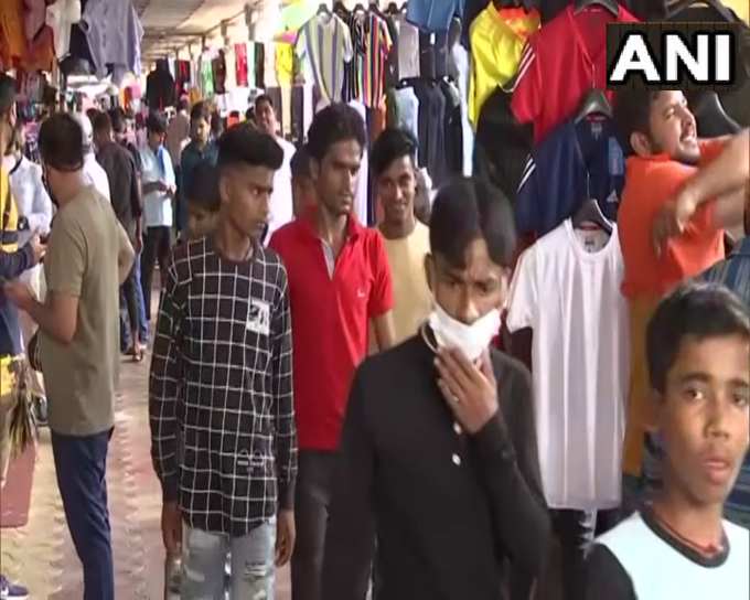 पश्चिम बंगाल: कोलकाता में बस स्टैंड के पास के नज़दीकी बाज़ार में लोगों की भीड़ देखी गई। इस दौरान लोगों ने सोशल डिस्टेंसिंग का पालन नहीं किया और कई लोग बिना मास्क के दिखे।