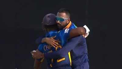 Krunal Pandya Hugs Charith Asalanka: श्रीलंकाई बल्लेबाज को गले लगाने से ट्रोल हुए क्रुणाल पंड्या, लोगों ने पाक बल्लेबाज से कर दी तुलना