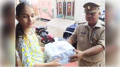 Mathura News: मथुरा पुलिस ने मनाया शहीद की बेटी का जन्मदिन, घर पर केक काटकर दिए उपहार
