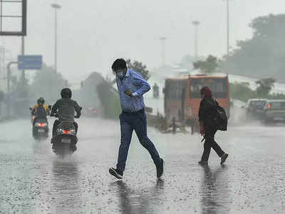 Weather News: दिल्ली के कई इलाकों में हुई बारिश, देश में अब तक 26 फीसदी कम बरसे बादल