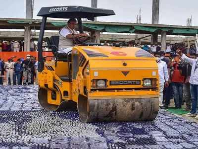 অপরাধ দমনে বুলডোজারে সওয়ার অসমের মুখ্যমন্ত্রী!