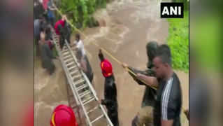 Mumbai rains: भारी बारिश से खारघर पहाड़ी में फंसे 120 लोग, दमकल कर्मियों ने किया रेस्क्यू, देखें वीडियो
