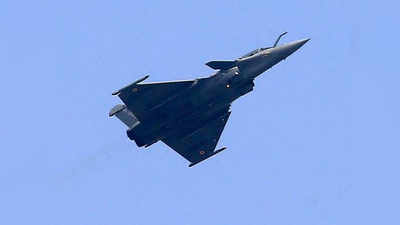 पूर्वी लद्दाख के पास हवाई ताकत बढ़ा रहा चीन, तैयार कर रहा है लड़ाकू विमानों का नया बेस