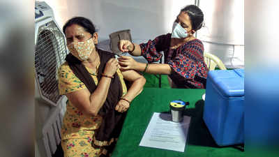 Vaccination in Delhi: बारिश ने लगाया वैक्सीनेशन ड्राइव पर ब्रेक