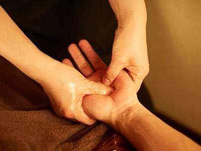 <strong></strong><strong>Acupressure Points : </strong>पचनाच्या समस्या, आतड्यांचे कार्य, अनहेल्दी फुड क्रेविंग अशा अनेक समस्यांपासून मिळेल मुक्ती, फक्त शरीराचे ‘हे’ 5 भाग अंगठ्याने दाबा!