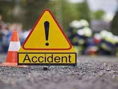 Road Accident in Delhi: वैन पर पलटा तेज रफ्तार कंटेनर, छत काटकर पुलिस ने बचाई 2 लोगों की जान