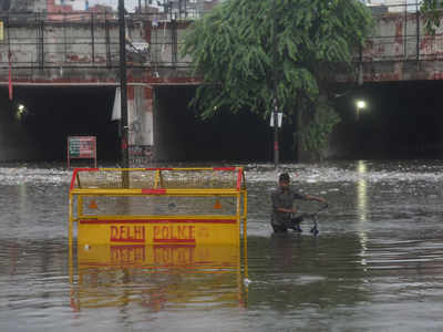 Delhi Waterlogging: अंडरपास में हादसे रोकने की तैयारियां हुईं फेल