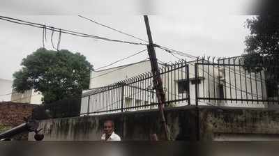UP News: पीलीभीत में बिजली लाइन दुरुस्त कराने के नाम पर 30 हजार रुपये रिश्वत लेने का आरोप, लोगों ने किया हंगामा